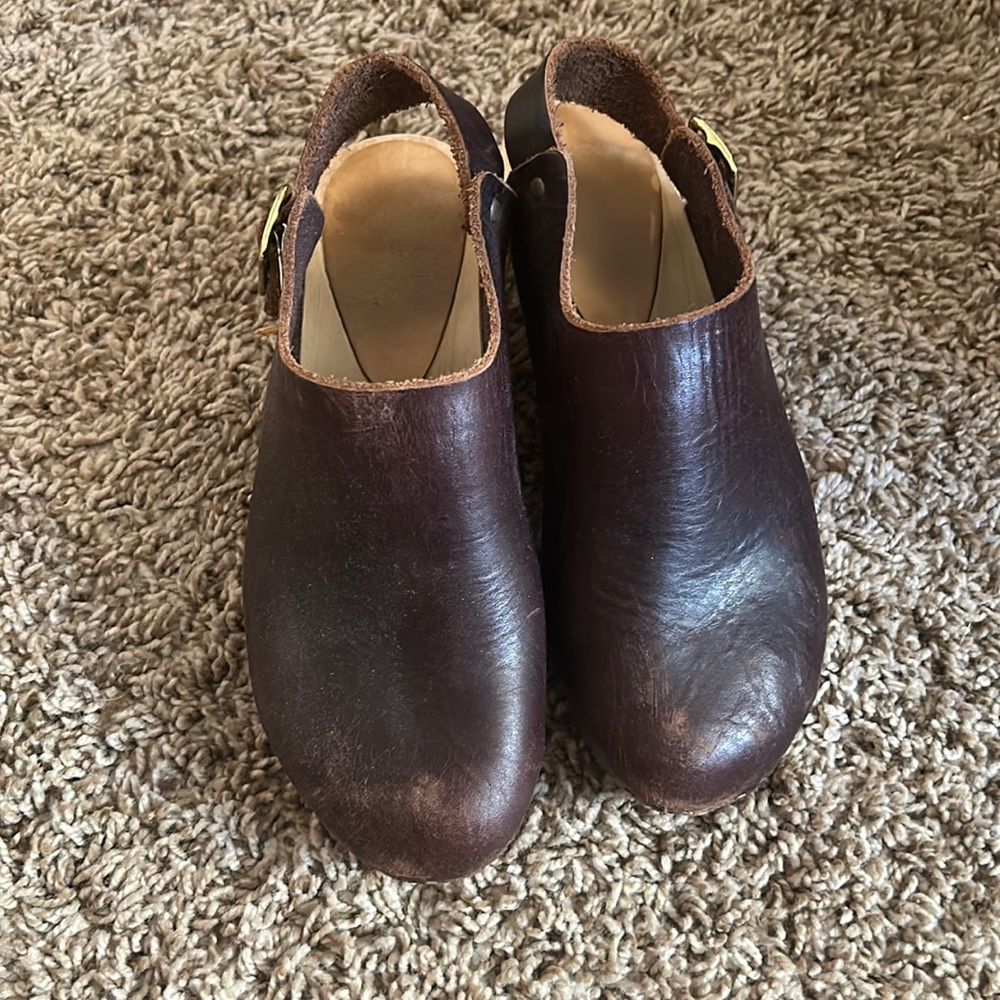 BRYR Suzie Closed Toe Midheel Clog in oxblood